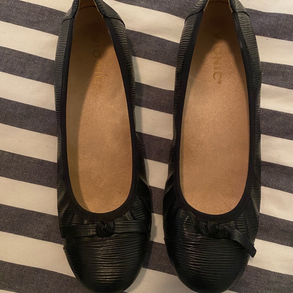 Vionic Textured Black Women's Flats